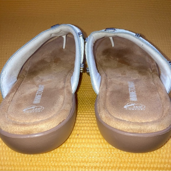 Woman's Minnetonka Silverthorne Flip-Flops Size 10 M color White - Picture 4 of 8